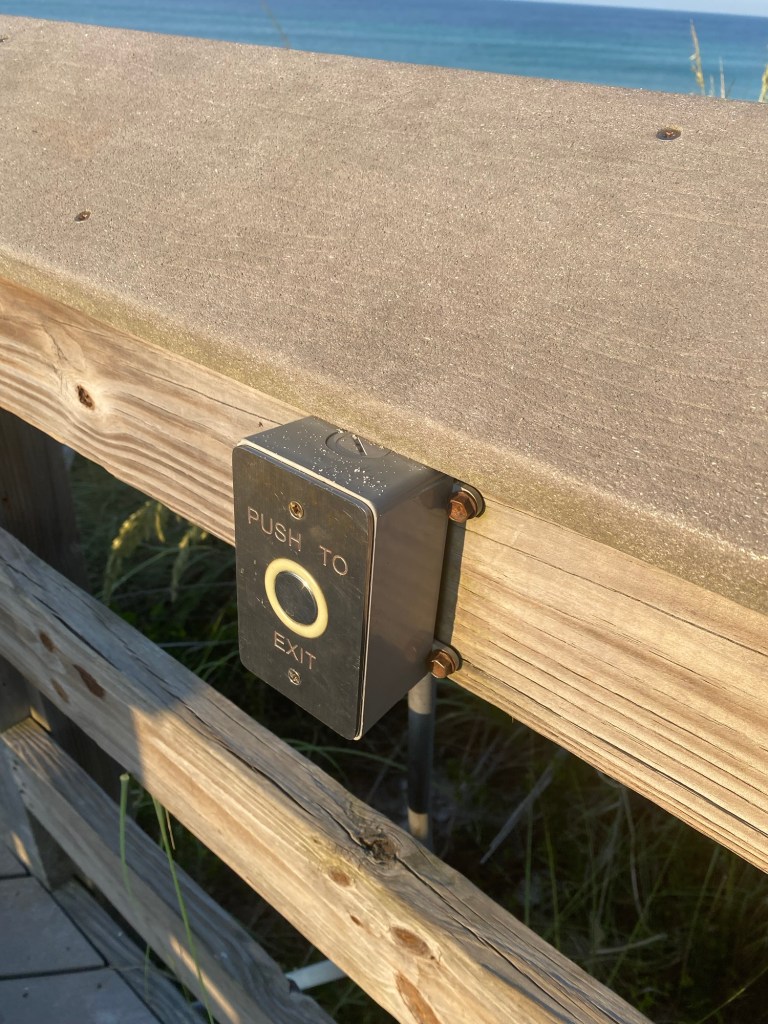 Push button on the beach gate