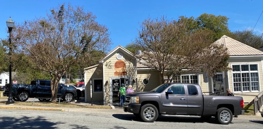 Exterior of the Bear's Den restaurant in Macon, Georgia